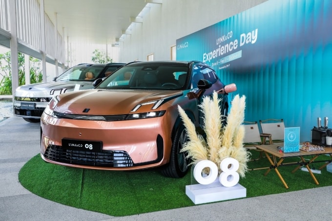 Thông qua tính năng V2L, chiếc Lynk & Co 08 cung cấp năng lượng cho máy pha café tại sự kiện. Ảnh: Lynk & Co