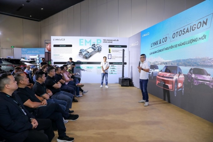 Đại diện Ban tổ chức chia sẻ kinh nghiệm sử dụng xe tại phần giao lưu Co:Talk. Ảnh: Lynk & Co
