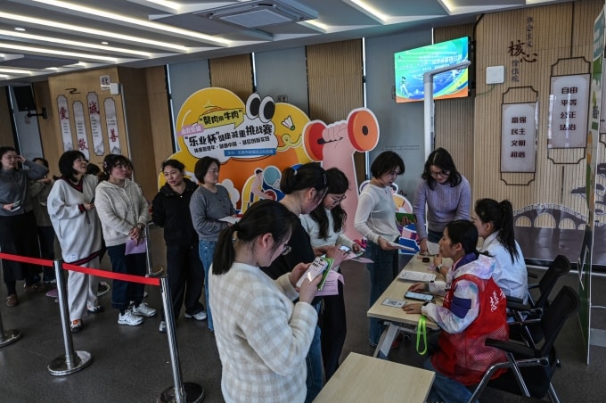 Khu vực xếp hàng của phụ nữ tham gia chương trình đổi mỡ lấy thịt bò tại Vô Tích ngày 23/3. Ảnh: AFP