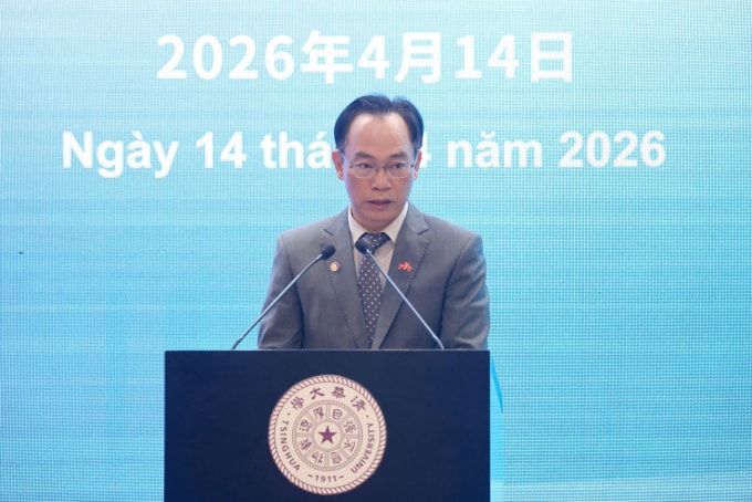 Bộ trưởng Giáo dục và Đào tạo Hoàng Minh Sơn phát biểu tại diễn đàn ở Đại học Thanh Hoa, Trung Quốc, ngày 14/4. Ảnh: MOET