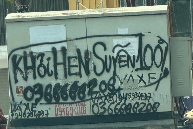 Hộp đựng cáp ở Nghệ An bị Sơn xịt sơn quảng cáo thuốc hen suyễn. Ảnh: Công an cung cấp