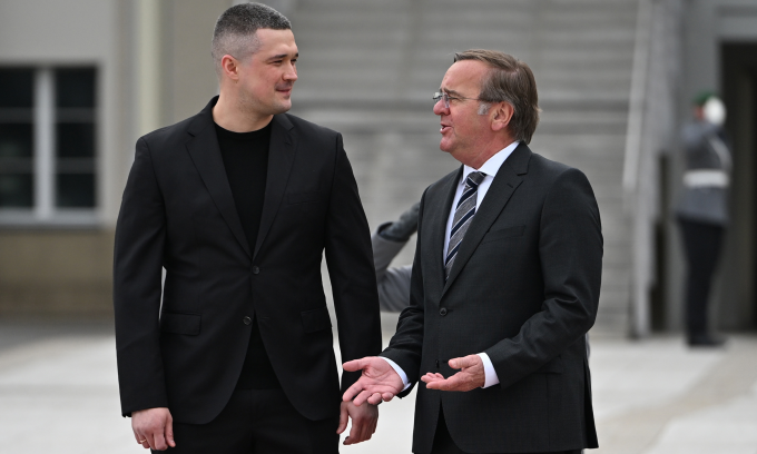 Bộ trưởng Quốc phòng Ukraine Mykhailo Fedorov (trái) và người đồng cấp Đức Boris Pistorius tại Berlin hôm 14/4. Ảnh: AP