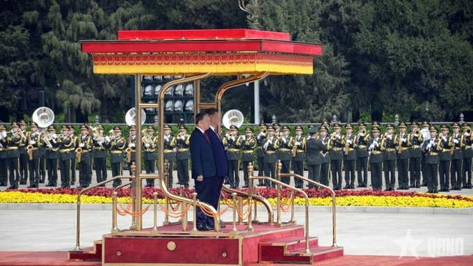 Tổng Bí thư, Chủ tịch nước Tô Lâm và Tổng Bí thư, Chủ tịch Trung Quốc Tập Cận Bình làm lễ chào cờ tại Đại lễ đường Nhân dân ở Bắc Kinh ngày 15/4. Ảnh: Quân đội Nhân dân