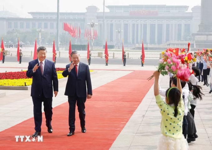 Tổng Bí thư, Chủ tịch nước Tô Lâm và Tổng Bí thư, Chủ tịch Trung Quốc Tập Cận Bình vẫy chào các em thiếu nhi trong lễ đón. Ảnh: TTXVN