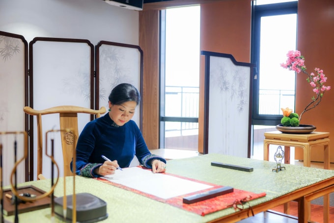 Bà Ngô Phương Ly ghi lưu bút tại Trung tâm giao lưu khoa học văn hóa thanh thiếu niên Tống Khánh Linh tại Bắc Kinh ngày 14/4. Ảnh: BNG