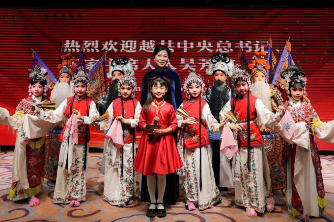 Các học viên của trung tâm đã biểu diễn tiết mục Mộc Quế Anh quải soái để chào mừng bà Ngô Phương Ly, Phu nhân Tổng Bí thư, Chủ tịch nước Tô Lâm. Ảnh: BNG