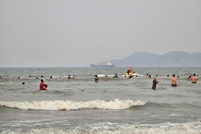 Biển Cửa Lò, nơi Quỳnh Chi và Thành cứu người đuối nước. Ảnh: Đức Hùng