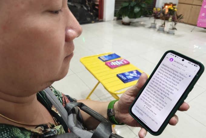 Anh Hoàng (Lạc Trung, Hà Nội) nhận được thông báo của nhà mạng về việc xác thực lại thông tin thuê bao. Ảnh: Trọng Đạt