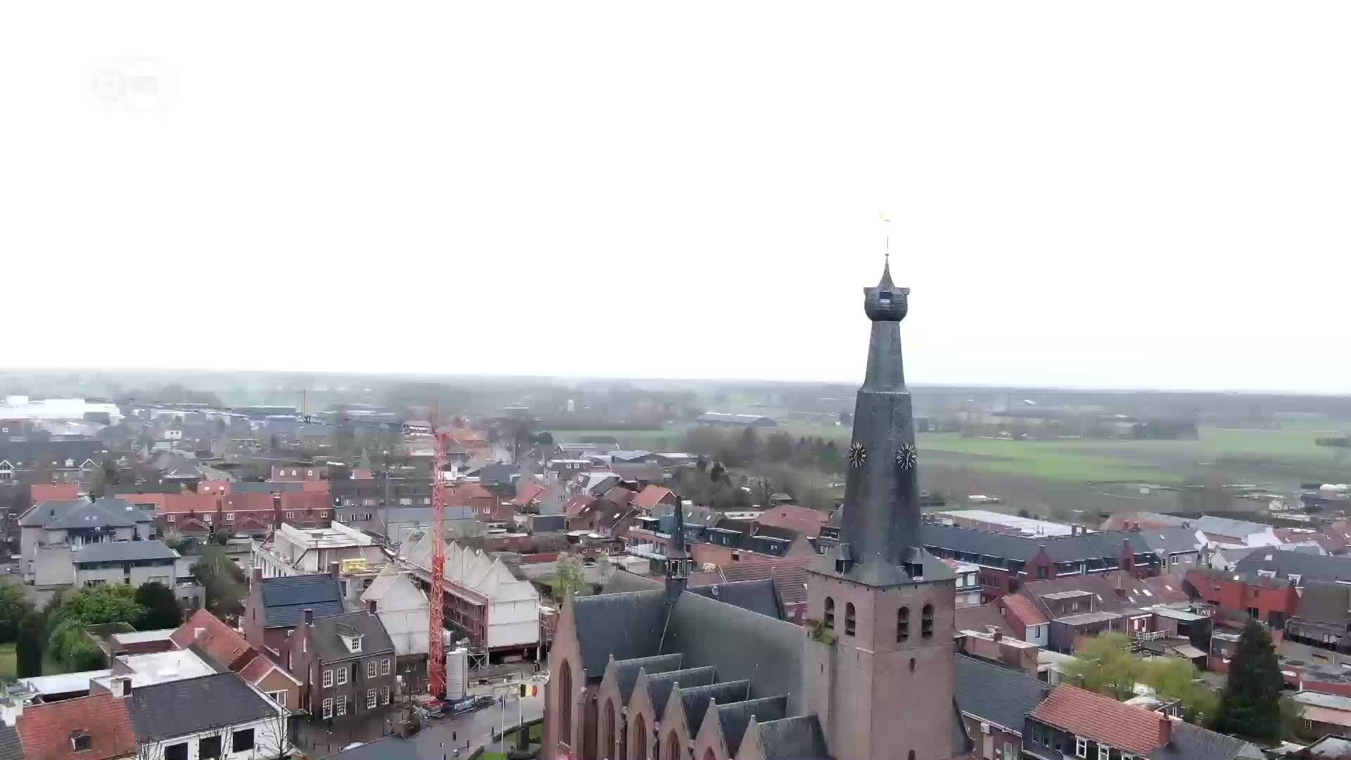 Cuộc sống rắc rối ở thị trấn nằm trên hai quốc gia