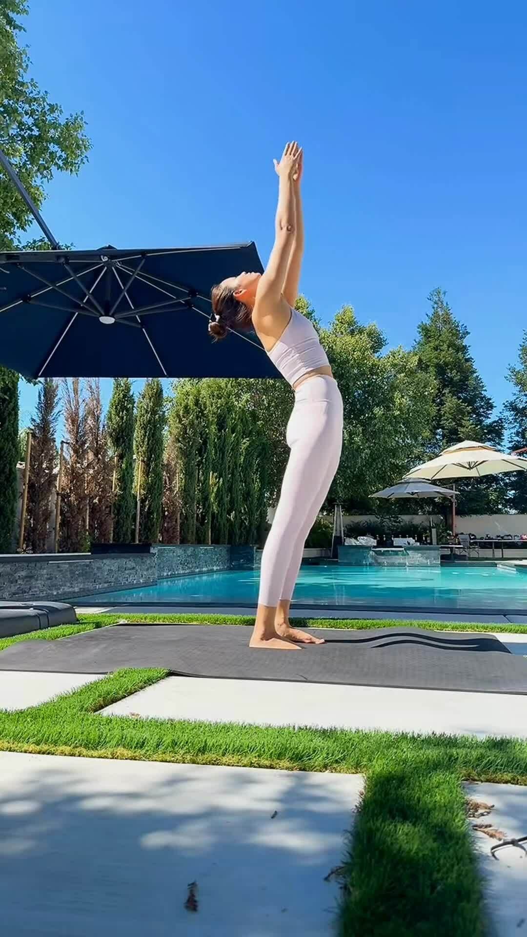 Phạm Hương chơi golf, yoga giữ dáng