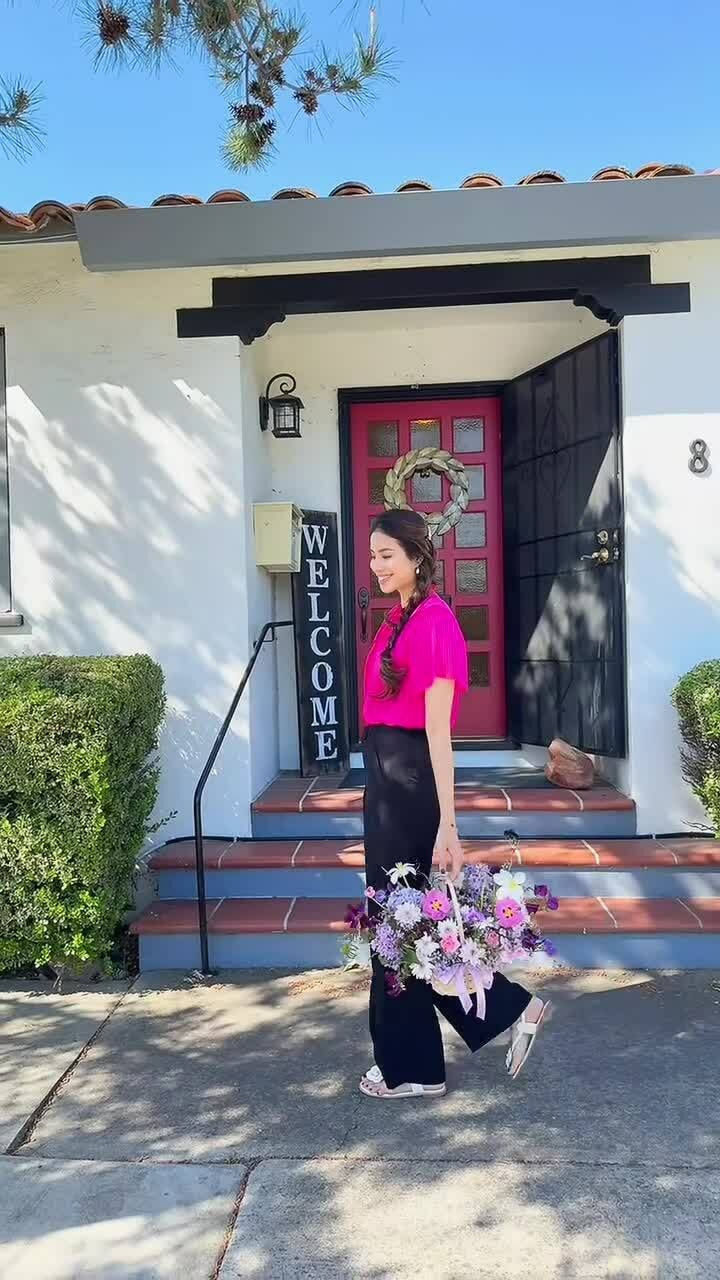 Phạm Hương tạo dáng ở cửa hàng hoa