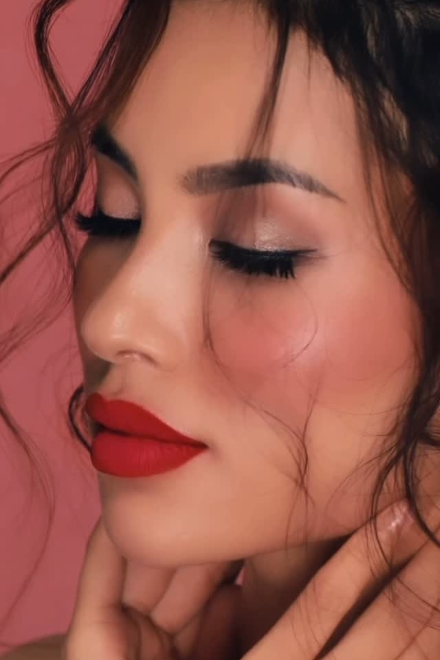 Phạm Hương tạo dáng chụp ảnh thời trang