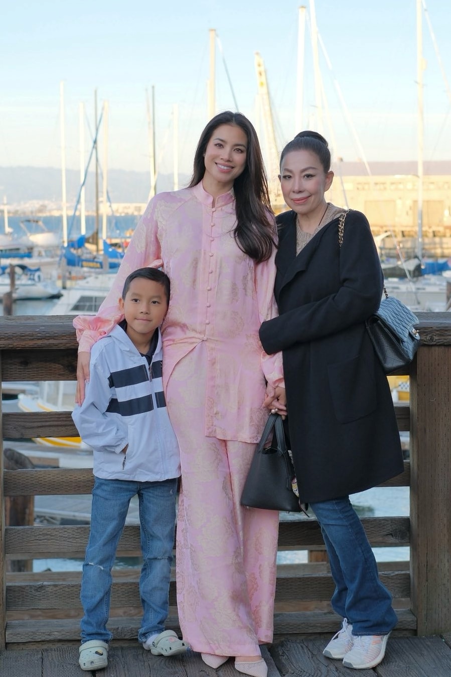 Phạm Hương trong chuyến dạo chơi ở Mỹ cùng nhà thiết kế Linh San