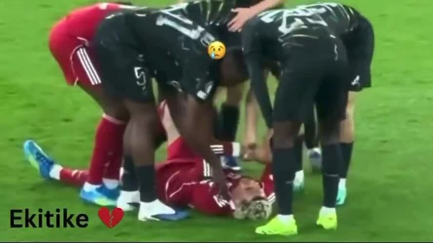 Ekitike khóc rời sân