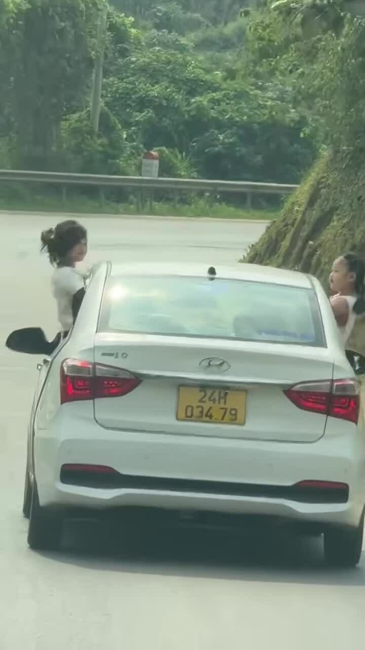 Để trẻ con thò người qua cửa sổ xe bị phạt thế nào?