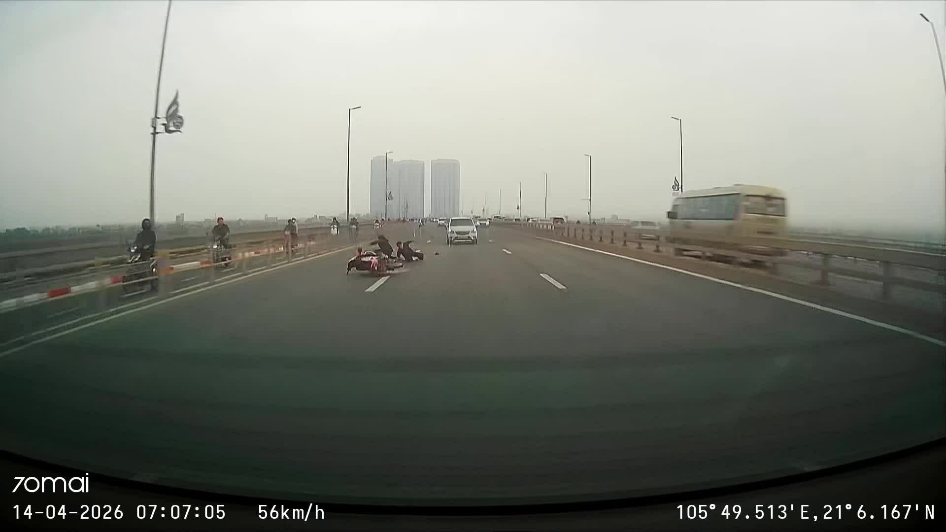 Xe máy chở ba người ngã sõng xoài ở làn đường dành cho ôtô 