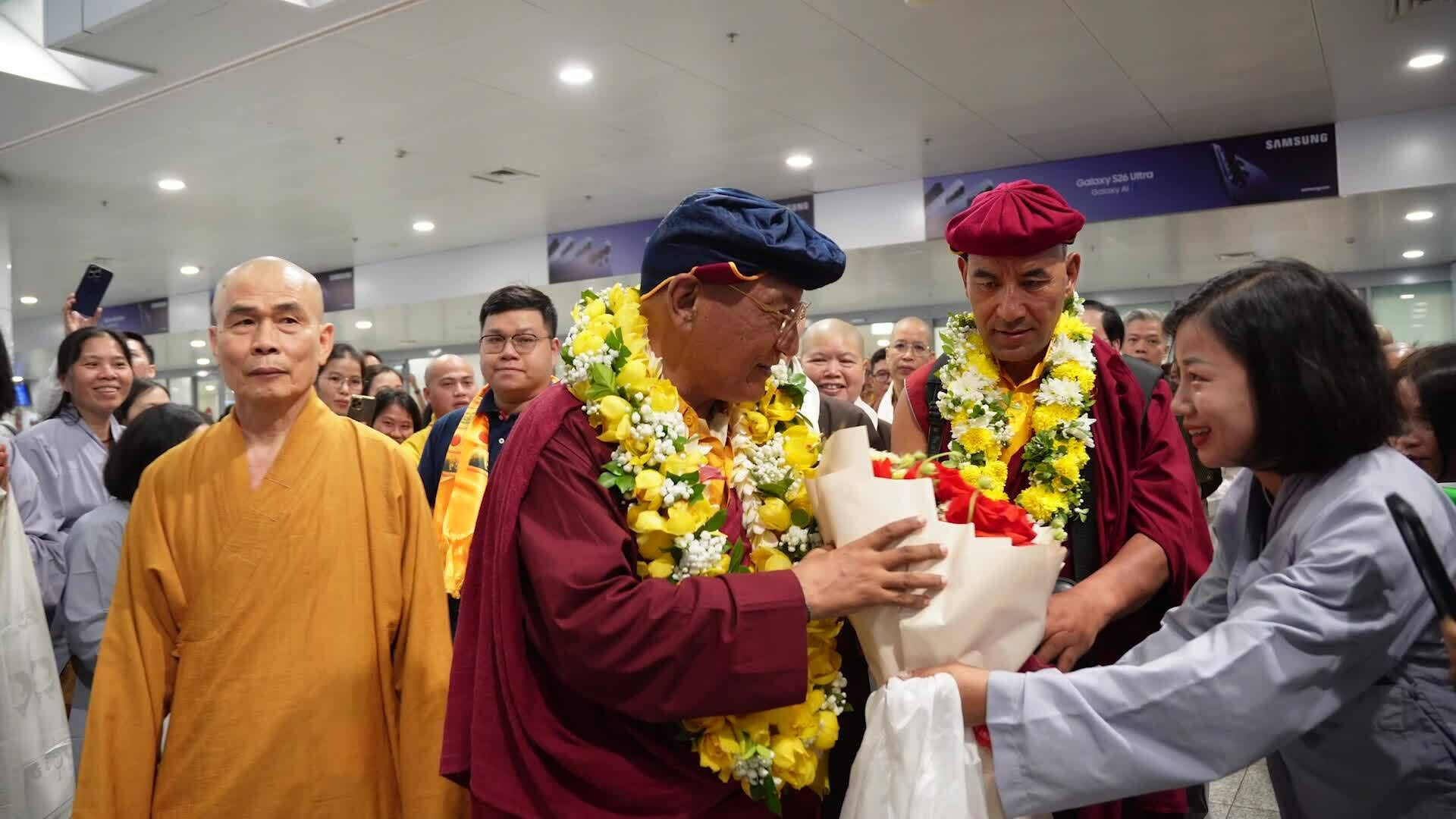 Hàng trăm người đón đoàn Truyền thừa Drukpa