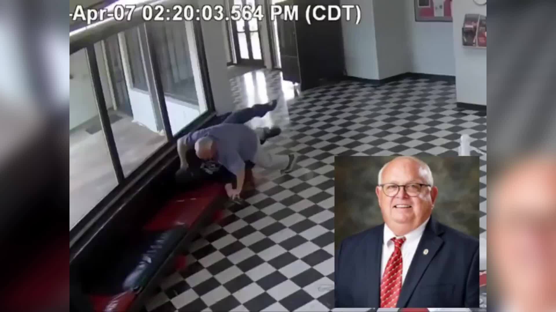 Khoảnh khắc 'hiệu trưởng anh hùng' tước vũ khí kẻ xả súng trường học