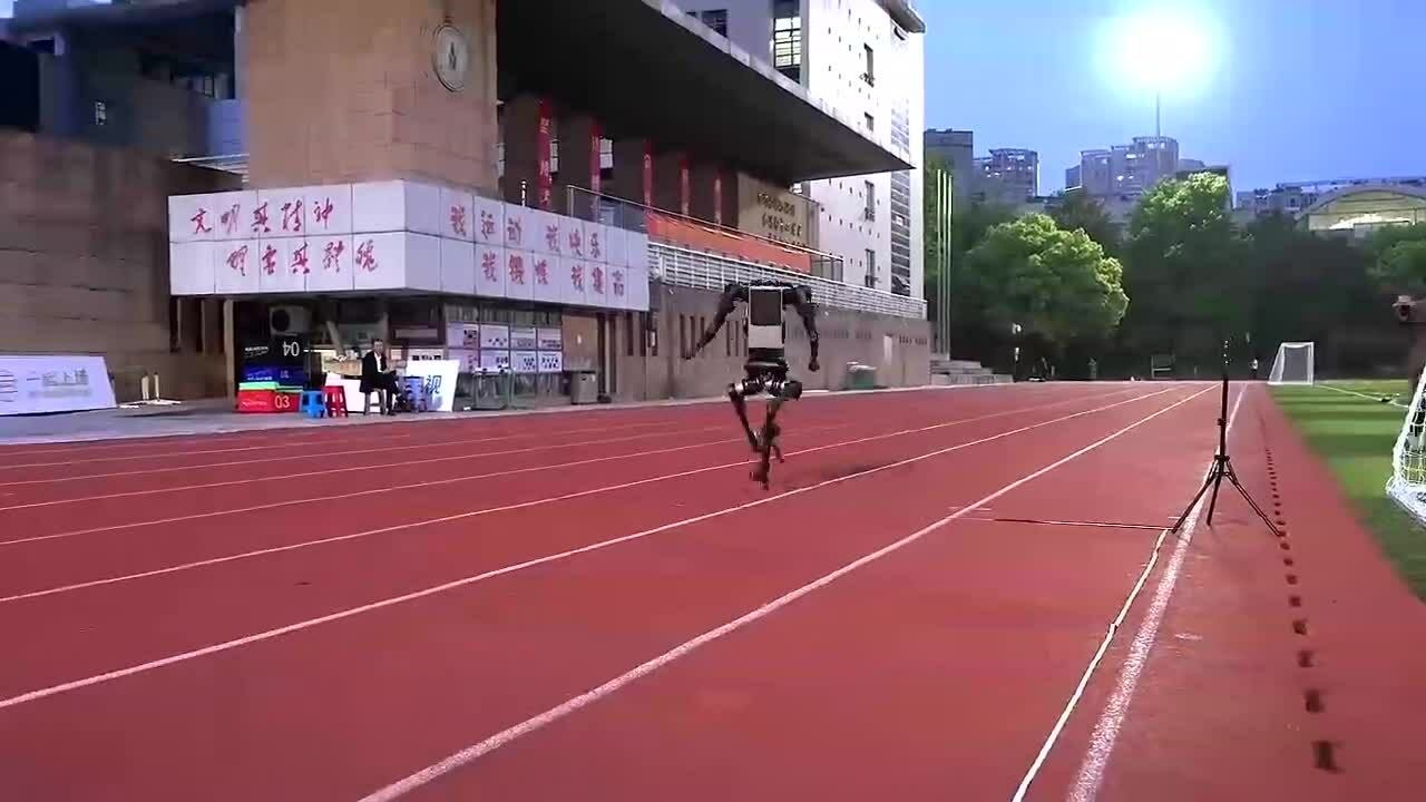 Robot hình người Trung Quốc tiến sát kỷ lục tốc độ của người