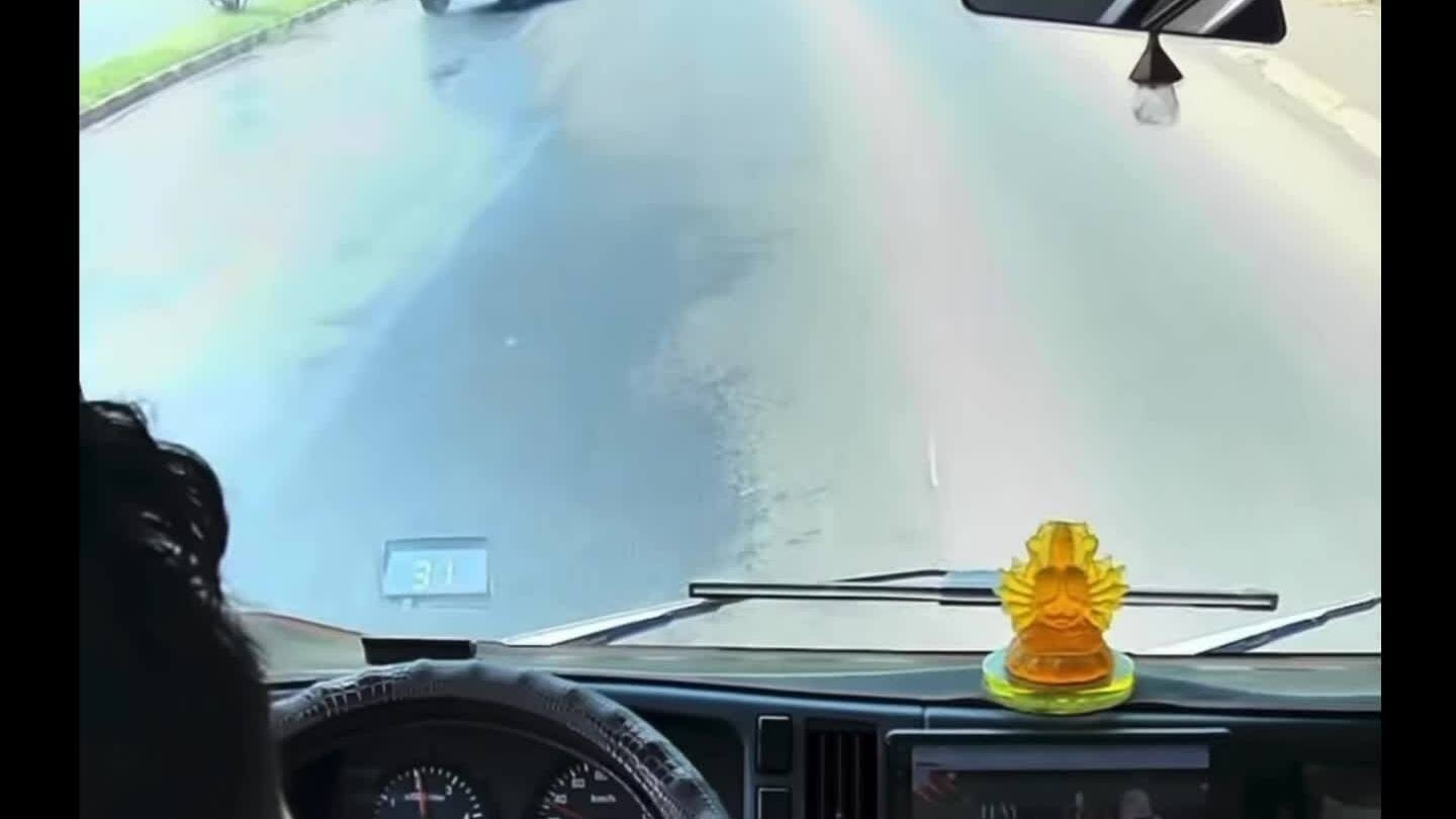 Xe điện mất lái tông vào xe máy khi băng qua vũng nước