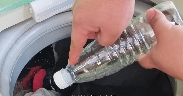 Điều gì xảy ra khi thả 1 chai nhựa rỗng vào máy giặt? - Ảnh 2.