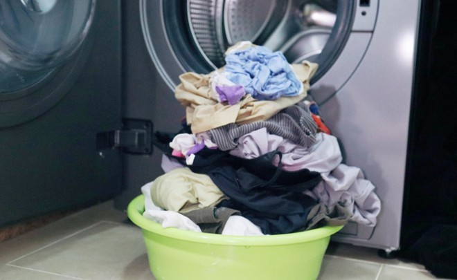 Điều gì xảy ra khi thả 1 chai nhựa rỗng vào máy giặt? - Ảnh 4.