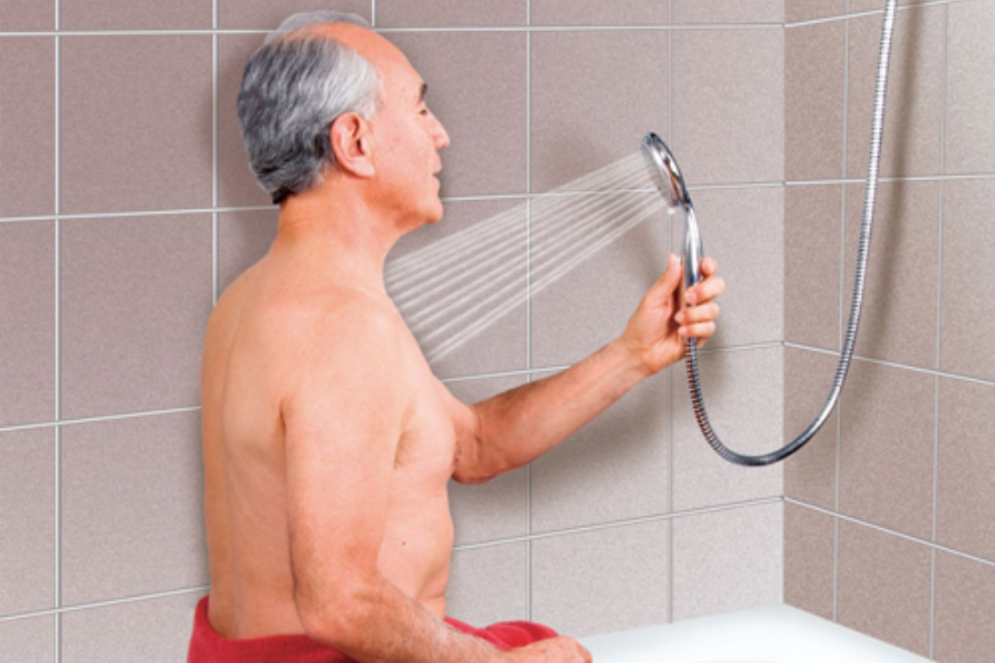 nhiều trường hợp nhập viện sau khi tắm không đúng thời điểm trong mùa nắng nóng, đặc biệt là ở người lớn tuổi