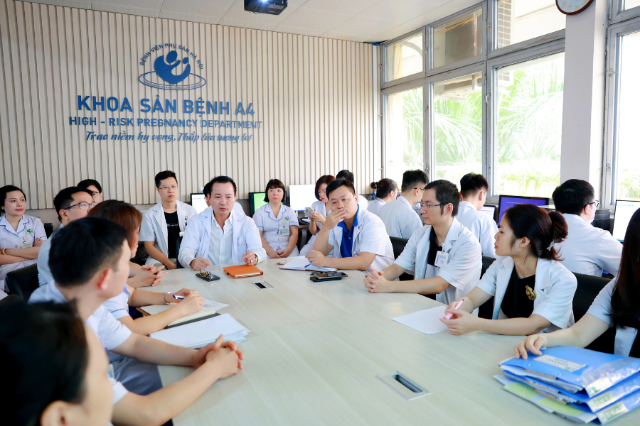 Đội ngũ bác sĩ tại Bệnh viện Phụ sản Hà Nội đã cân não xây dựng một phác đồ điều trị chưa từng có để kéo dài thai kỳ lâu nhất có thể