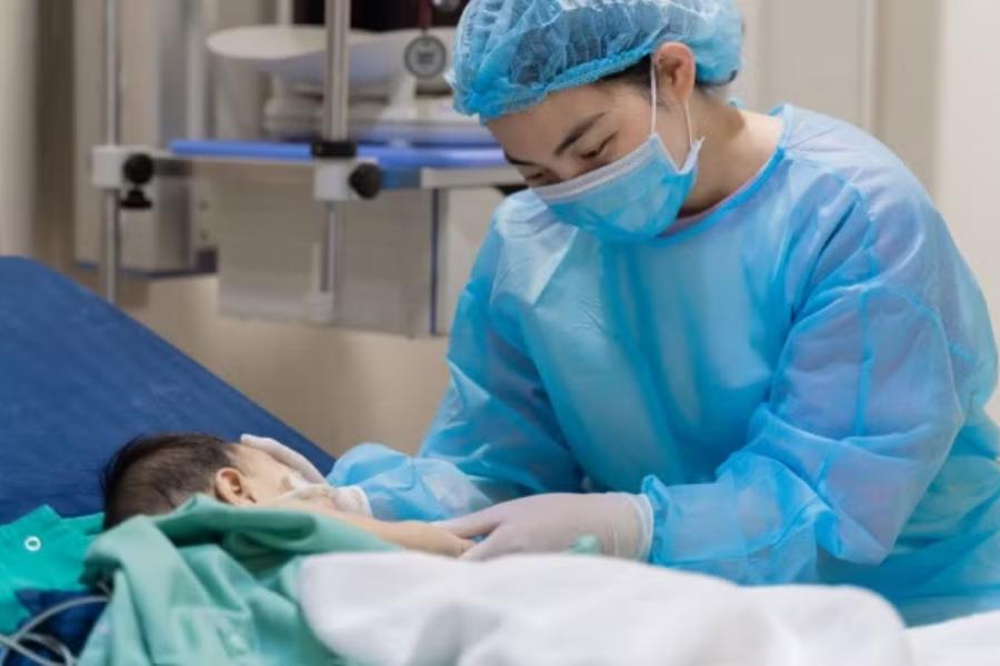 Người mẹ không giấu được xúc động khi nghe bé cất tiếng khóc rắn rỏi đầu tiên sau 8 tháng chống chọi với bệnh tật