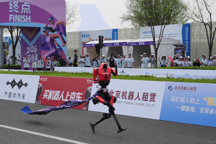 300 robot hình người thi chạy tại Bắc Kinh gây chú ý với khả năng vận động như người thật
