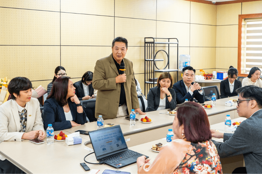 bs. ckii đang phát biểu trong lễ kí kết hợp tác