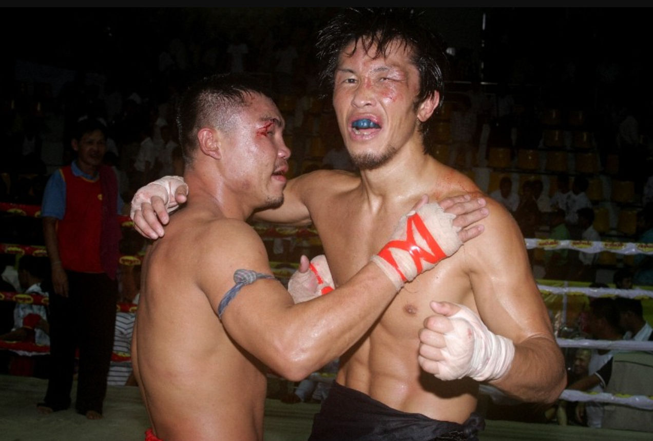 Các võ sĩ Lethwei không sử dụng găng tay, chỉ quấn một lớp băng mỏng.
