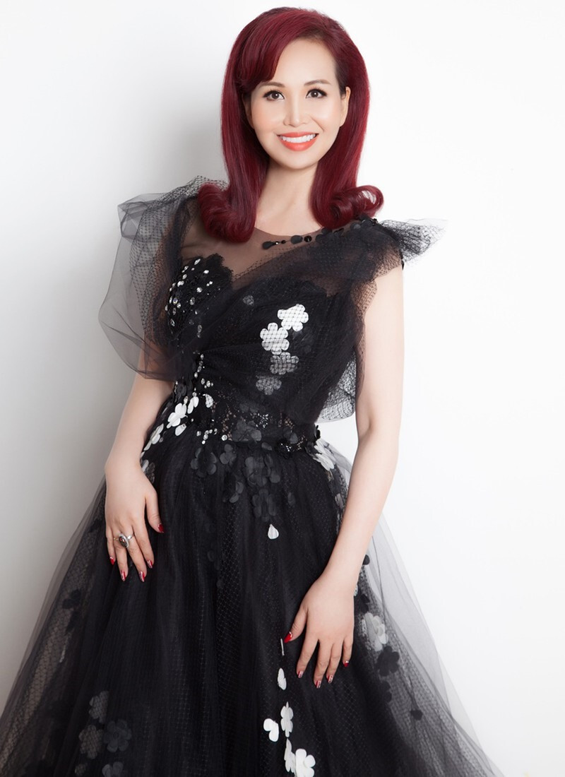 Hoa hậu Diệu Hoa có học vấn ấn tượng, thông thạo nhiều thứ tiếng.