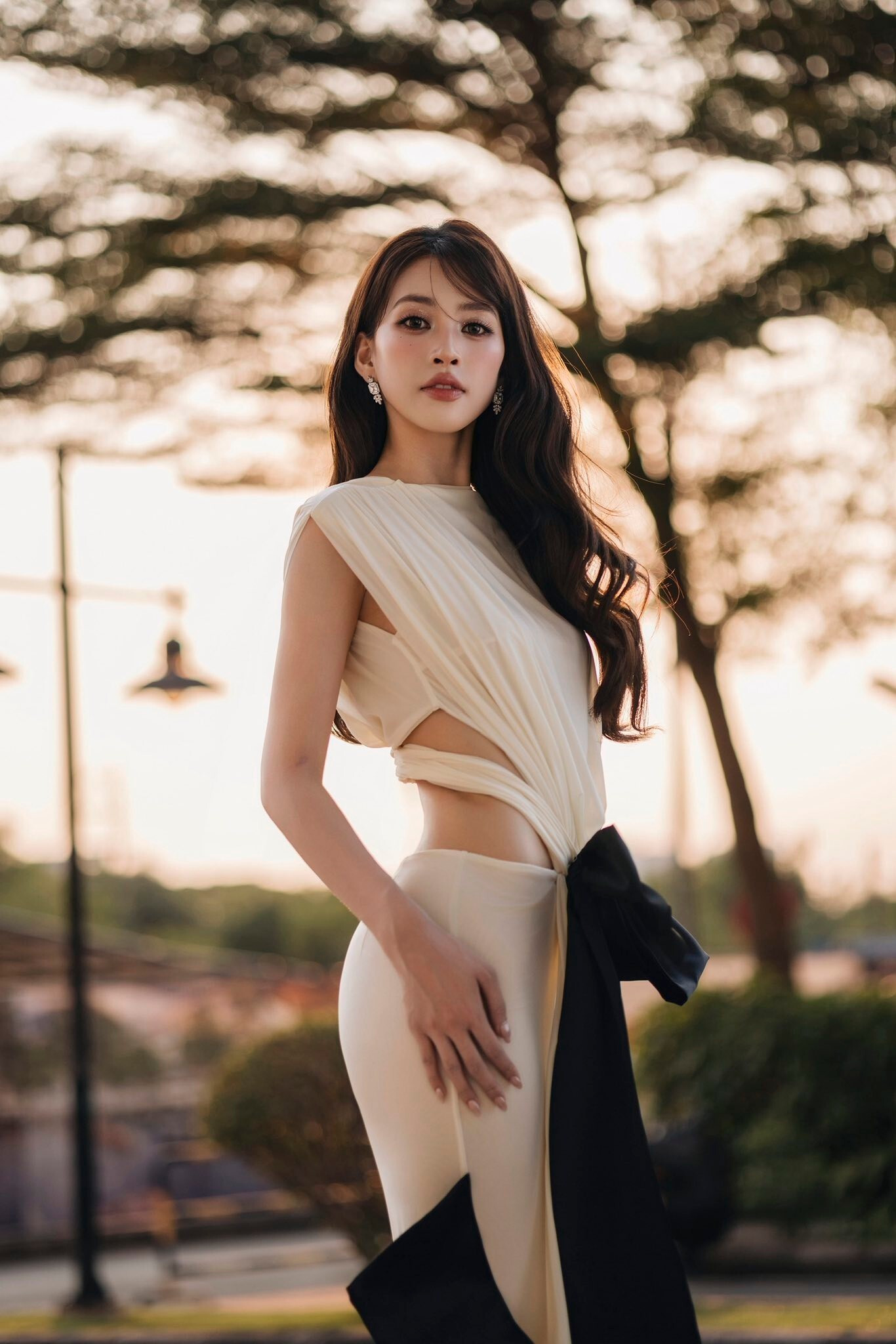 Ở tuổi 26, Tiểu Vy có cuộc sống sung túc, giàu có và hiện là trụ cột kinh tế của gia đình. Nhiều năm qua, công việc ổn định giúp người đẹp có nguồn thu nhập tốt, đủ lo cho bố mẹ và em trai. Cuối năm 2023, cô mua nhà cho bố mẹ ở quê, giúp gia đình có cuộc sống thoải mái, sung túc hơn.