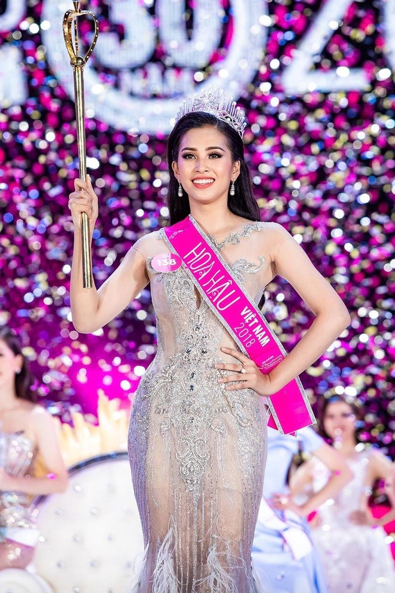 Đăng quang Hoa hậu Việt Nam 2018 khi tròn 18 tuổi, Tiểu Vy nhanh chóng trở thành nàng hậu được săn đón.