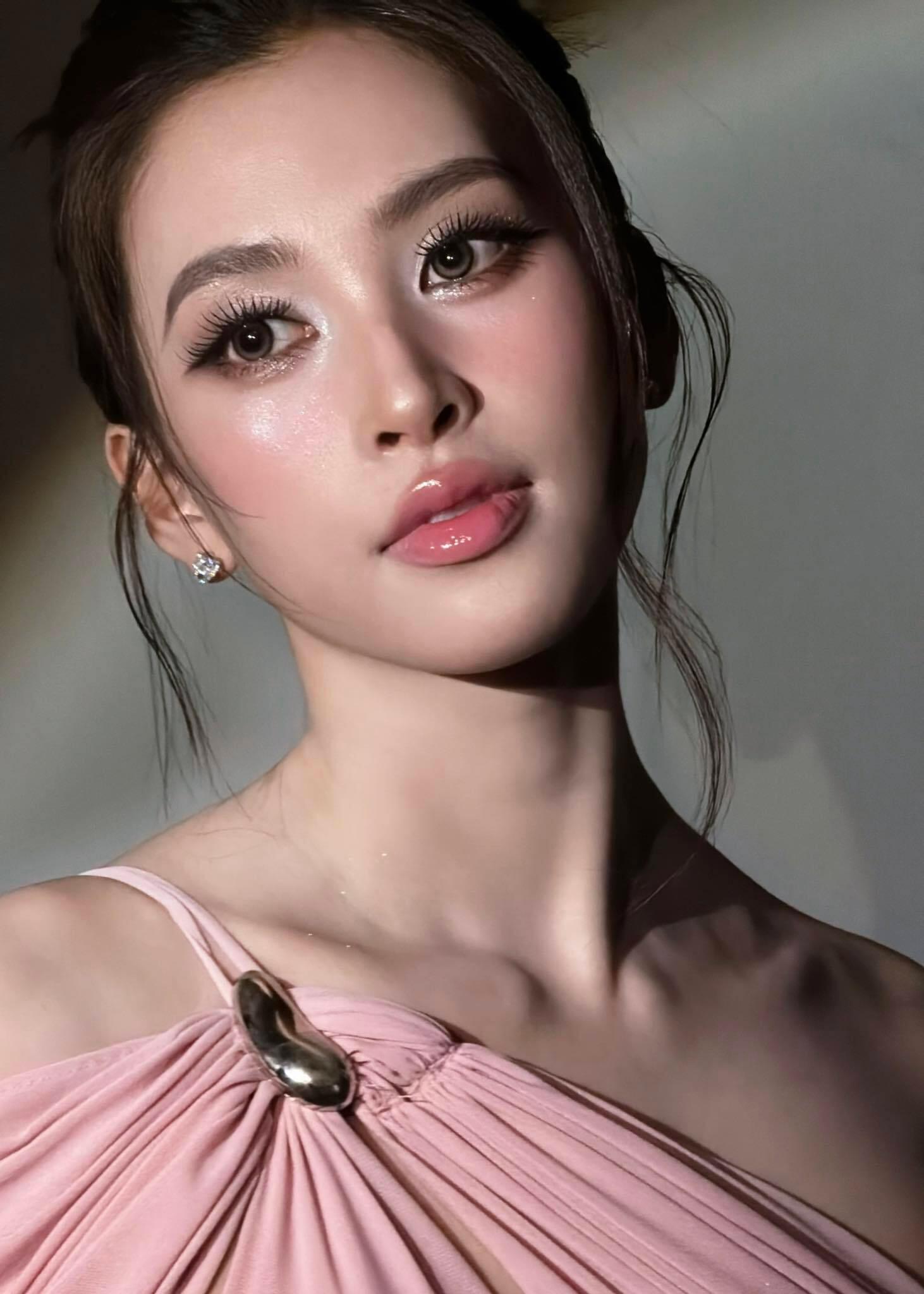 Bên cạnh đó, Tiểu Vy cũng chứng minh bản thân là người đẹp đa tài khi lấn sân điện ảnh. Dịp Tết 2025, Tiểu Vy thủ vai chính trong 