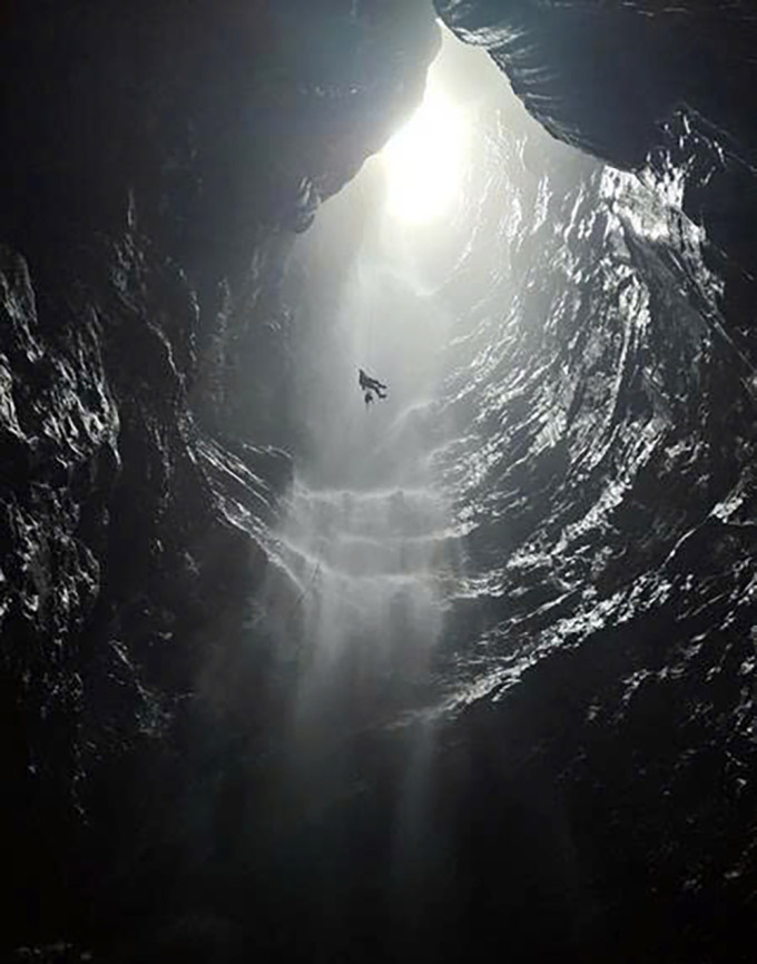 Hang Cha Nghéo có thác nước chảy phía trong. Ảnh: Nhóm khảo sát hang động Anh