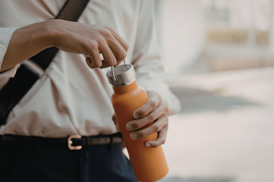 Bình nước cá nhân có thể trở thành ổ vi khuẩn nếu bạn chỉ rửa bằng nước máy