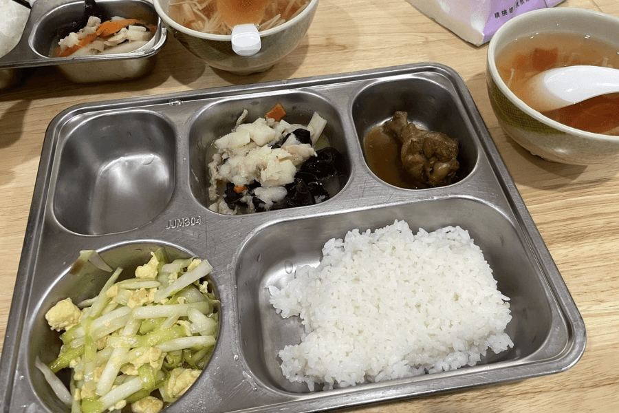 bữa ăn của Tiểu Giang trong viện dưỡng lão