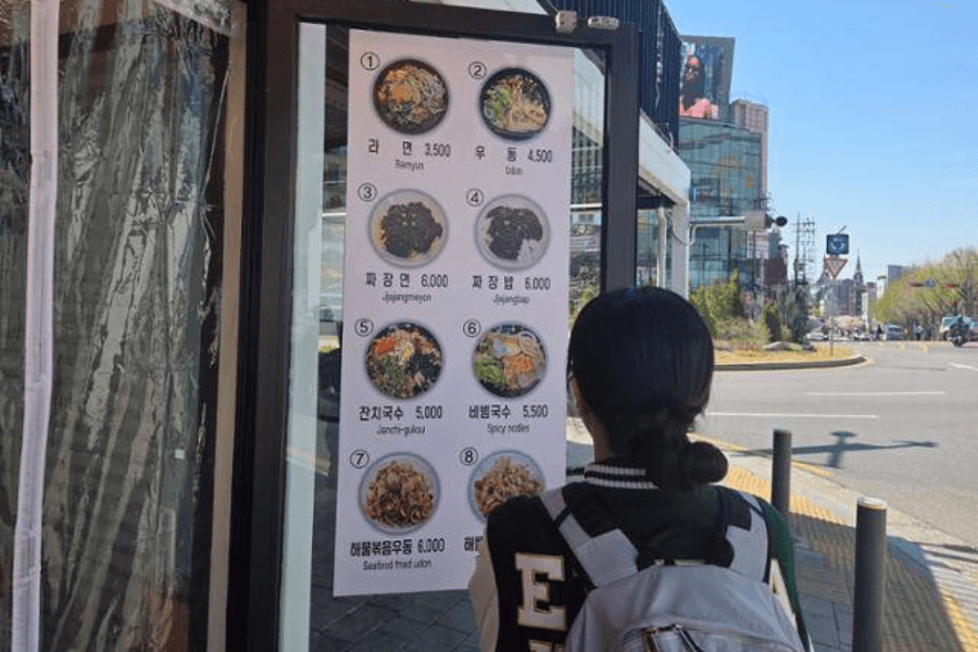 Người trẻ Hàn Quốc tự gọi mình là 'ăn mày' vì lạm phát tăng cao