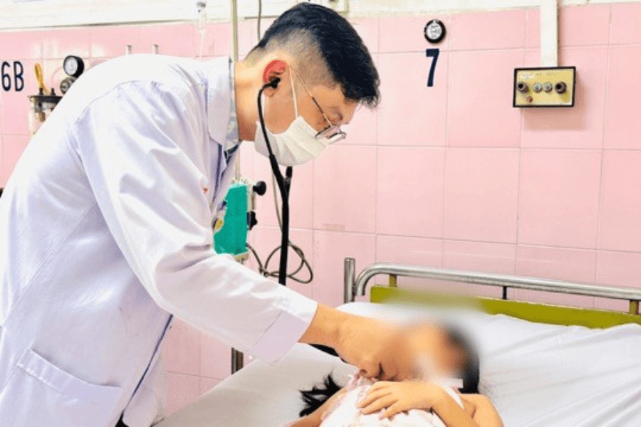 Nhận biết sớm ngộ độc thực phẩm ở trẻ để tránh diễn tiến nặng