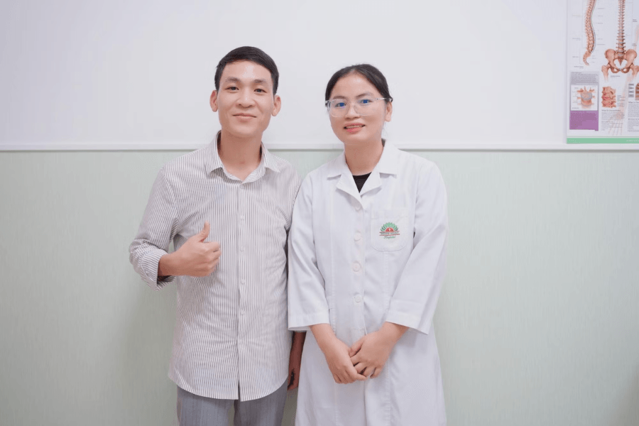 Bệnh nhân chụp hình cùng bác sĩ sau khi hồi phục