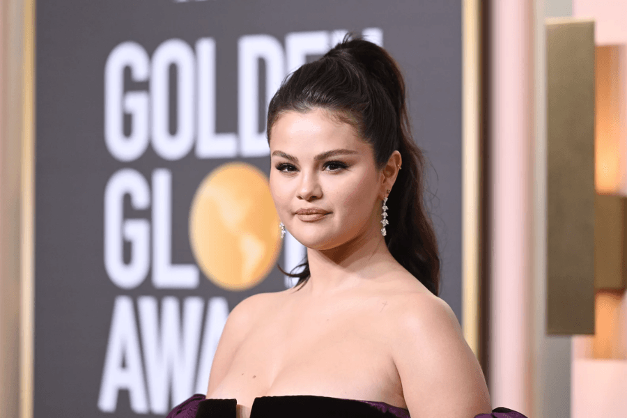 Selena Gomez từng tiết lộ cô mắc bệnh lupus và đã trải qua ca ghép thận vào năm 2017 do biến chứng của căn bệnh này. Nữ ca sĩ cũng nhiều lần chia sẻ về những thay đổi ngoại hình trong quá