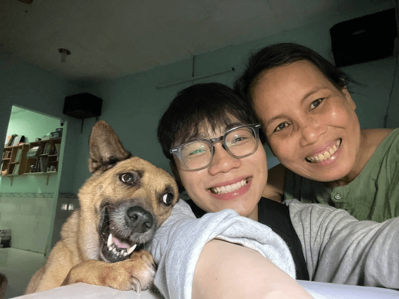 Gia đình dễ thương khi hai mẹ con chụp ảnh cùng chú cún cưng của mình