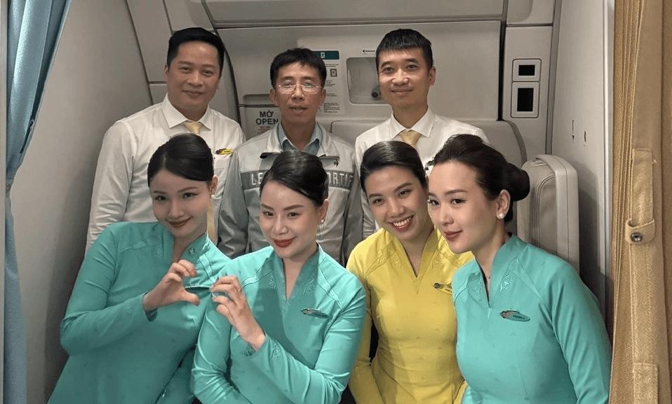 GS Mai Duy Tôn (người đứng giữa ở hàng 3 người) cấp cứu cho hành khách nước ngoài bị đột quỵ trên chuyến bay Hà Nội đi Paris. (Ảnh