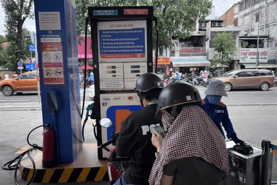 Người dân chọn đổ xăng sinh học E10 (Ảnh: Báo Người Lao động)