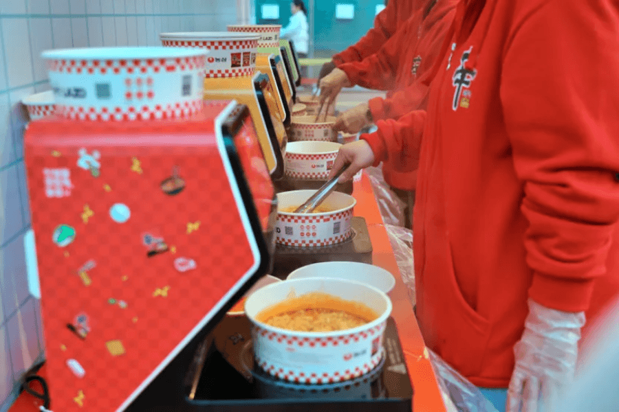 54.000-to-ramyeon-va-480.000-goi-mi-duoc-ban-ra-tai-le-hoi.png