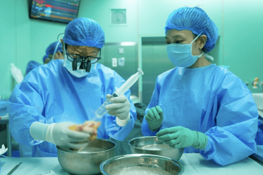 Khoảng 22h30 ngày 15_5, quả tim hiến được đưa vào phòng mổ. Đến 23h45, quả tim mới bắt đầu đập trong lồng ngực bệnh nhi