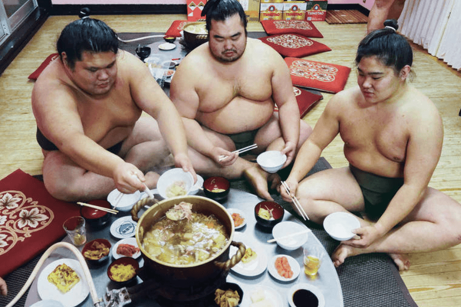 Chế độ ăn của các võ sĩ sumo giúp tăng cân nhanh nhưng gây áp lực cho cơ thể (Ảnh: Sưu tầm).