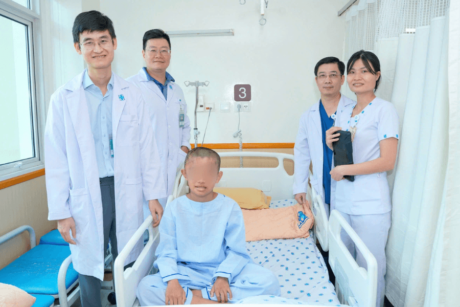 Bé trai 12 tuổi được mổ sọ tỉnh, vừa phẫu thuật vừa đếm số và cử động tay chân